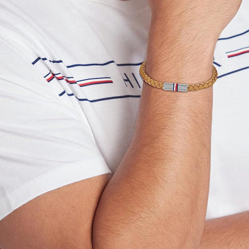 Ανδρικό βραχιόλι Tommy Hilfiger δερμάτινο σε μπεζ χρώμα με πλεκτό σχέδιο.